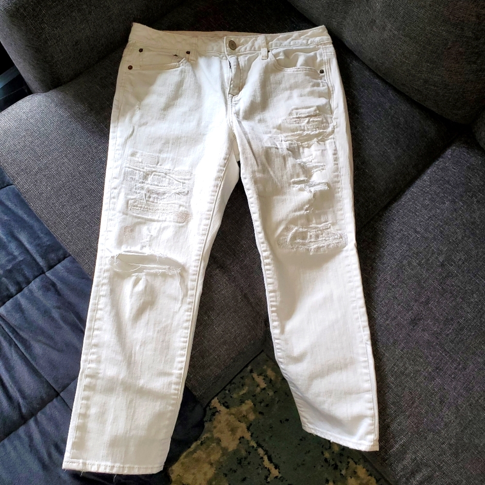 American Eagle White Ripped High-Waisted size 8 regular